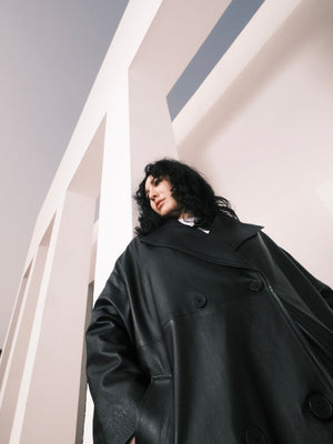 Le manteau en cuir oversize