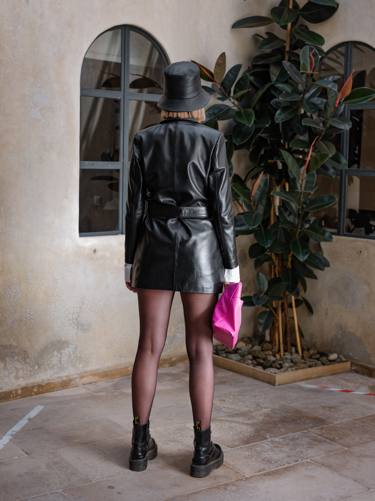 Le trench en cuir verni