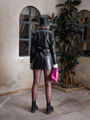 Le trench en cuir verni
